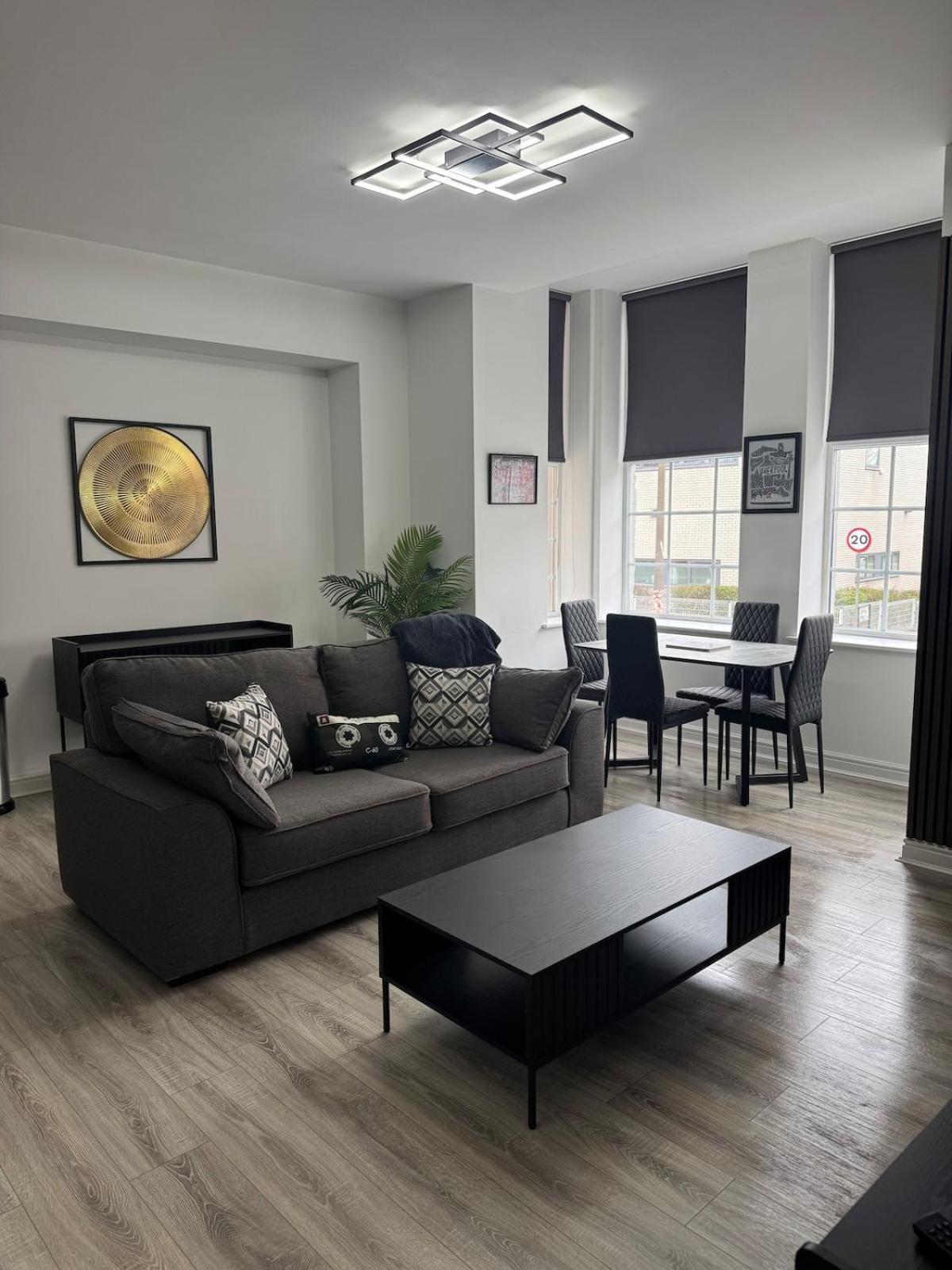 38 Everton Road Free Onsite Parking * Liverpool